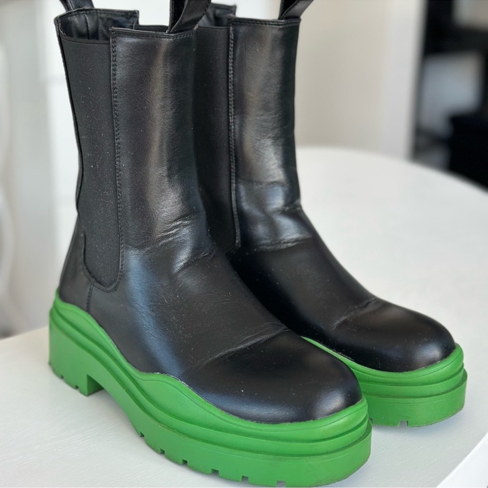 EUC Azalea Wang Black and Green Women's Chelsea Boots